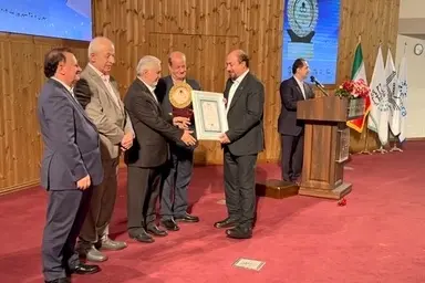 نشان عالی مسئولیت اجتماعی به مدیرکل روابط عمومی راه‌ آهن رسید