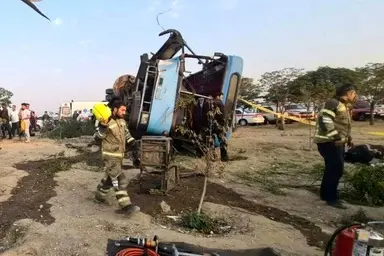 تراژدی مجدد بزرگراه آزادگان: واژگونی اتوبوس در ورودی بزرگراه آزادگان