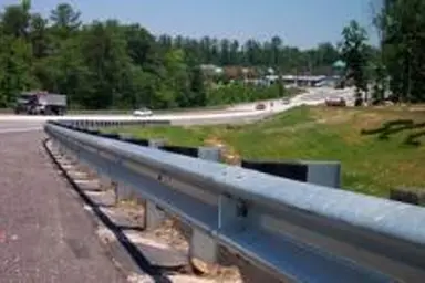 پروژه گسترده ایمن سازی جاده های بوشهر با نصب گاردریل جدید