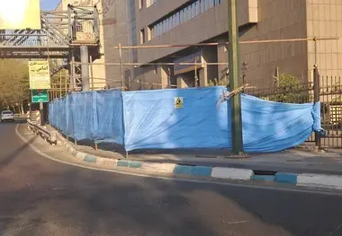 مسدود شدن پیاده رو پس از جمع آوری پله برقی؛ دسترسی شهروندان به پله معمولی هم دشوار شد