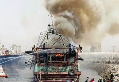 آتش سوزی در اسکله بندر پارسیان/ ۱۰ فروند شناور سوخت