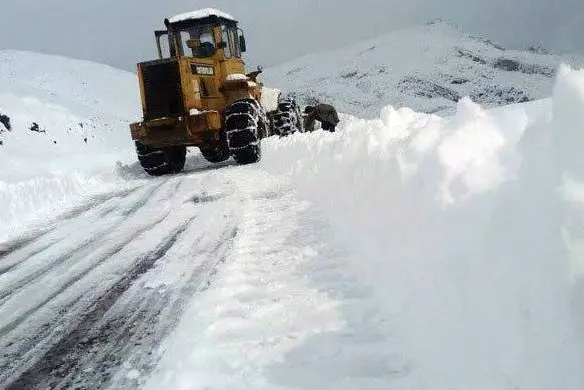  برف و باران تردد در جاده های کردستان را مختل کرده است