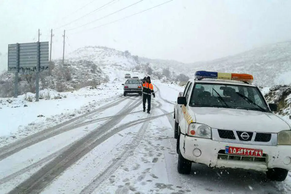 تردد در تمام محورهای مرکزی جریان دارد/ ۹۰۰کیلومتر جاده برفروبی شد