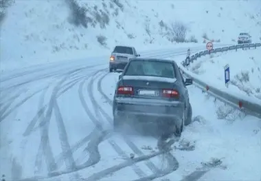 بارش برف و کولاک باعث لغزندگی جاده های زنجان 