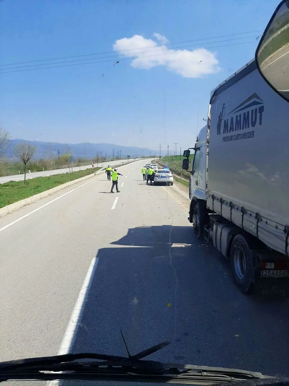 نحوه رفتار پلیس بلغارستان با کامیون‌های خارجی+ فیلم