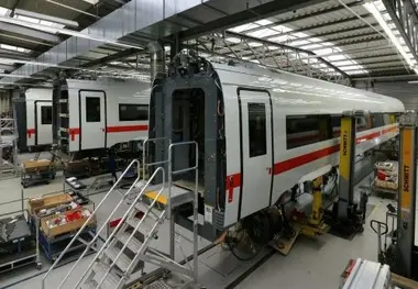  Siemens announces job cuts in efficiency drive 