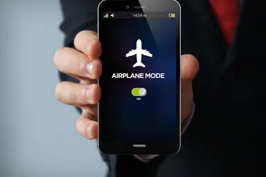 افزایش وابستگی مسافران به موبایل و هویت دیجیتال در پروازها | گزارش جدید یاتا ۲۰۲۵