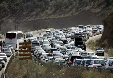  ترافیک آزادراه تهران - کرج - قزوین و جاده کرج - چالوس سنگین است
