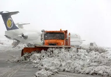 پروازها در فرودگاه مشهد بدون توقف ادامه یافت؛ عملیات شبانه روزی برف روبی باندها