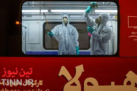 ضدعفونی کردن واگن‌های متروی تهران