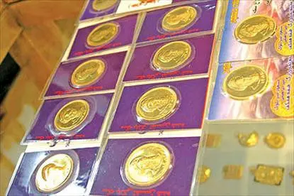 سکه‌های تقلبی از طریق فروشندگان سرپایی توزیع می‌شوند