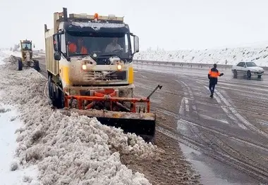 بارش برف و کولاک راه ارتباطی صدها روستای آذربایجان شرقی را مسدود کرد
