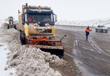 بارش برف و کولاک راه ارتباطی صدها روستای آذربایجان شرقی را مسدود کرد