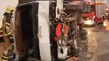 واژگونی مینی بوس در تهران حادثه ساز شد/ آمار مصدومان
