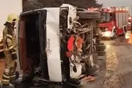 واژگونی مینی بوس در تهران حادثه ساز شد/ آمار مصدومان