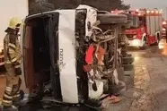 واژگونی مینی بوس در تهران حادثه ساز شد/ آمار مصدومان
