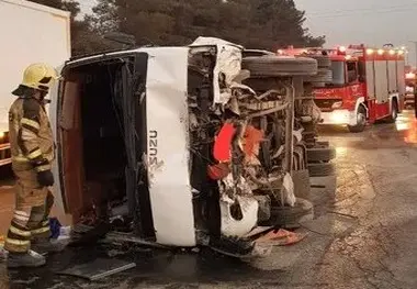 واژگونی مینی بوس در تهران حادثه ساز شد/ آمار مصدومان