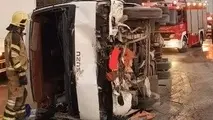 واژگونی مینی بوس در تهران حادثه ساز شد/ آمار مصدومان