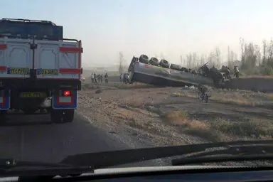 واژگونی تریلی در محور بندرعباس ـ لار حوالی کهورستان؛ مسیر موقتاً مسدود شد