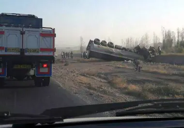 خودروی حامل روغن واژگون شد