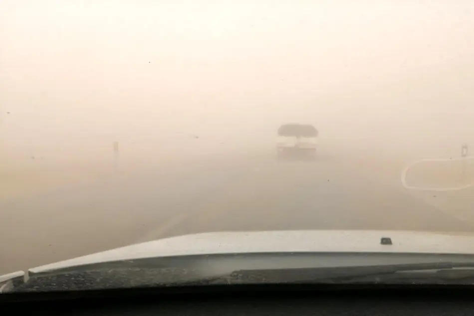 توفان شن آزادراه کنارگذر شرق اصفهان را مسدود کرد