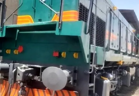 بازسازی و رنگ آمیزی یک دستگاه لوکوموتیو مانوری در راه آهن کرمان