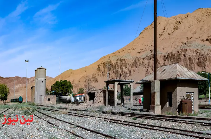 فیلم | گذر از ریل های دیرینه بُن کوه گرمسار