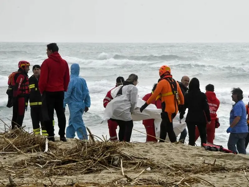 غرق شدن کشتی مهاجران در ایتالیا جان دست کم ۳۰ نفر را گرفت