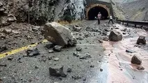 مسافران مراقب باشند / ریزش سنگ در جاده چالوس 