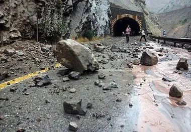 ریزش سنگ در محدوده تونل ۴ جاده چالوس