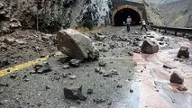 ریزش سنگ در محدوده تونل ۴ جاده چالوس