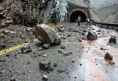 ریزش سنگ در محدوده تونل ۴ جاده چالوس