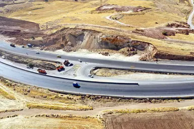 عملیات راهسازی در قطعه رانشی کیلومتر ۱۱ بزرگراه ایلام مهران شتاب می گیرد 