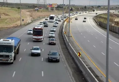 ترافیک در آزادراه‌های قزوین-کرج-تهران نیمه سنگین است 