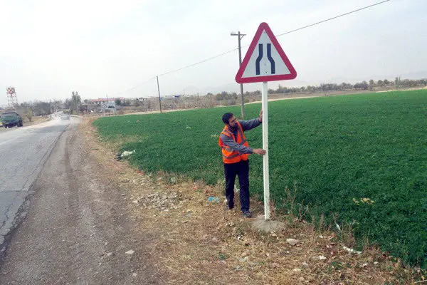 نصب و تعمیر ۱۱۳ تابلو و علائم در محورهای شهرستان رزن استان همدان 
