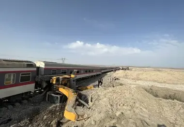 برخورد قطار با بیل مکانیکی علت حادثه بوده است 