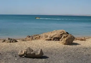 از ورود هر گونه خودرو به جزیره هنگام ممانعت می شود