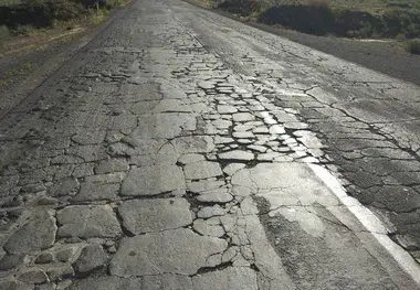 جاده بردسکن در کش و قوس قول‌ های ۲۰ ساله مسئولان
