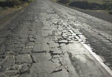 جاده بردسکن در کش و قوس قول‌ های ۲۰ ساله مسئولان
