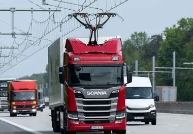 عکس| بزرگراه الکتریکی برای کامیون‌ها