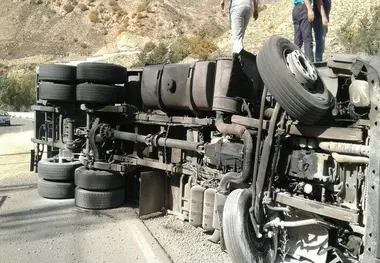 
واژگونی مرگبار کامیون در دامغان
