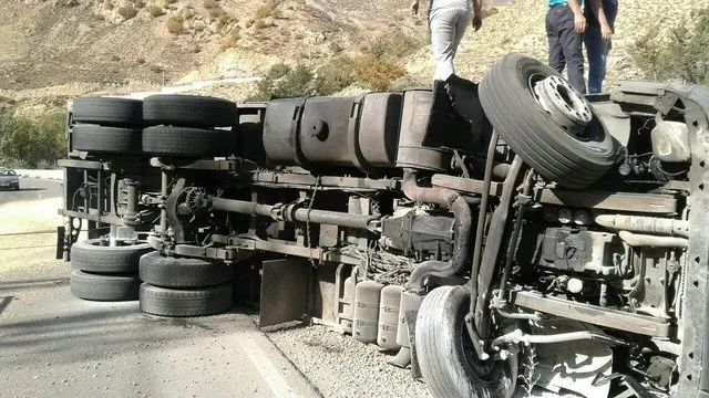 
واژگونی مرگبار کامیون در دامغان
