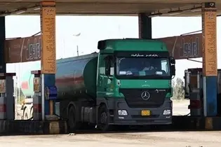 سوخت گیری عجیب کامیون های افغانستان با باک های چند هزار لیتری/ حمل کالا یا قاچاق سوخت؟