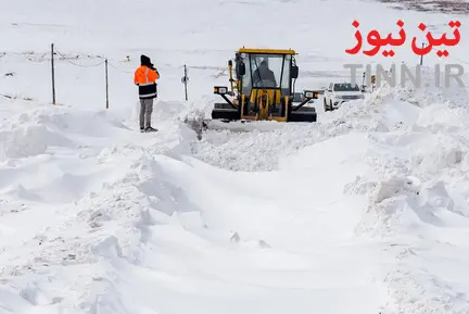 تلاش راهداران برای بازگشایی جاده‌ها در استان آذربایجان غربی