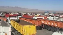 توقف چند دستگاه کامیون داخل بافت مسکونی و مزاحمت برای اهالی منطقه