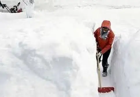 فیلم| دفن شدن ماشین‌ ها زیر خروارها برف