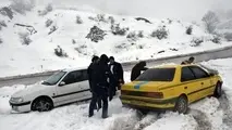 فیلم | امدادرسانی یک مامور پلیس به مسافر گرفتار در برف