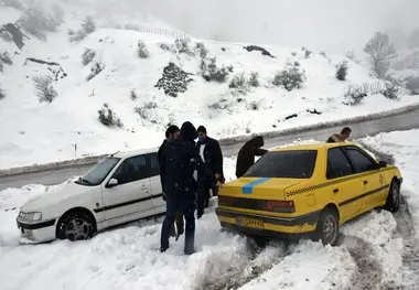 فیلم | امدادرسانی یک مامور پلیس به مسافر گرفتار در برف
