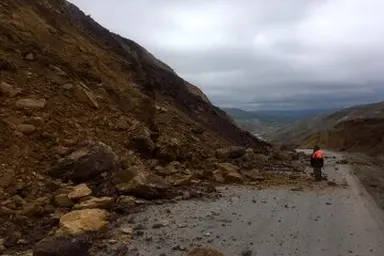 دسترسی بندر خمیر به بندرعباس به دلیل ریزش کوه مسدود است