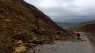 فیلم | لحظه وحشتناک ریزش کوه روی جاده!